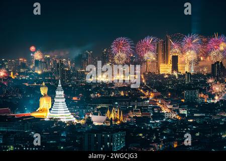 Stadtbild von Bangkok Nachtszene mit Gebäude außen, großem buddha im Tempel und Feuerwerk Show über Kaufhaus in der überfüllten Innenstadt in T Stockfoto