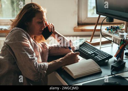 Multitasking-Geschäftsfrau zu Hause Stockfoto