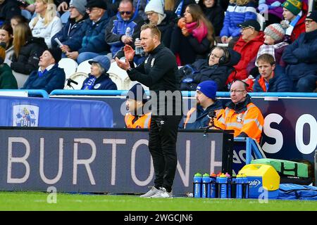 John Smith's Stadium, Huddersfield, England - 3. Februar 2024 Jon Worthington Caretaker Manager von Huddersfield Town ermutigt seine Spieler, während des Spiels Huddersfield gegen Sheffield Wednesday, Sky Bet Championship, 2023/24, John Smith's Stadium, Huddersfield, England - 3. Februar 2024 Credit: Arthur Haigh/WhiteRosePhotos/Alamy Live News Stockfoto