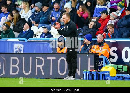 John Smith's Stadium, Huddersfield, England - 3. Februar 2024 Jon Worthington Caretaker Manager von Huddersfield Town ermutigt seine Spieler, während des Spiels Huddersfield gegen Sheffield Wednesday, Sky Bet Championship, 2023/24, John Smith's Stadium, Huddersfield, England - 3. Februar 2024 Credit: Arthur Haigh/WhiteRosePhotos/Alamy Live News Stockfoto