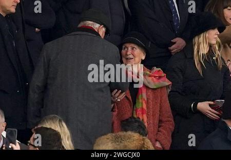 Sir Alex Ferguson begrüßt Norma Ball, Ehefrau des verstorbenen Bobby Charlton, vor dem Spiel der Premier League in Old Trafford, Manchester. Bilddatum: Sonntag, 4. Februar 2024. Stockfoto