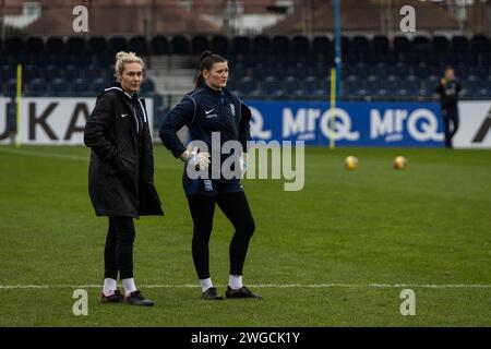 London, Großbritannien. Februar 2024. London, England, 4. Februar 2024: Charlotte Clarke (28 Birmingham City) wärmt sich vor dem Barclays Womens Championship Spiel zwischen Watford und Birmingham City im Grosvenor Vale in London auf. (Pedro Porru/SPP) Credit: SPP Sport Press Photo. /Alamy Live News Stockfoto