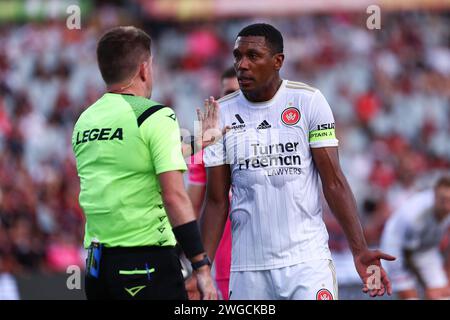 Februar 2024; Campbeltown Stadium, Sydney, NSW, Australien: A-League Football, MacArthur FC gegen Western Sydney Wanderers; Marcelo Guedes von Western Sydney Wanderers plädiert für seinen Fall, den vergebenen Handball-Elfmeterschießen aufzuheben Stockfoto