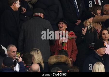 Sir Alex Ferguson begrüßt Norma Ball, Ehefrau des verstorbenen Bobby Charlton, vor dem Spiel der Premier League in Old Trafford, Manchester. Bilddatum: Sonntag, 4. Februar 2024. Stockfoto