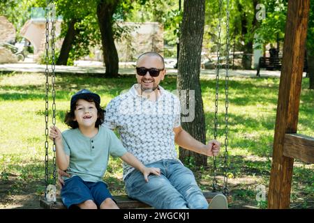 Vater und Sohn genießen die Swing-Zeit Stockfoto