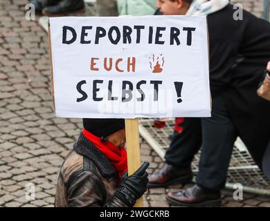 Bremen, Deutschland. Februar 2024. Ein Schild mit der Aufschrift "Deportieren Sie sich!" Zu sehen ist bei einer Demonstration gegen Rechtsextremismus und AfD. Tausende von Menschen folgten dem Aufruf der Bremer Allianz gegen das Recht, aus dem Bremer Stadtteil Neustadt zur Endkundgebung am Domshof zu marschieren. Mit der Demonstration wollen die Teilnehmer ein Signal des Widerstands gegen rechtsextreme Aktivitäten setzen. Quelle: Focke Strangmann/dpa/Alamy Live News Stockfoto