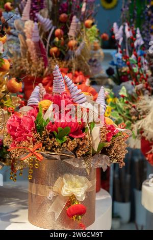 Wunderschöner Blumenladen mit künstlicher Blumendekoration während des chinesischen Neujahrs. Stockfoto