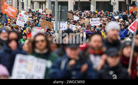 Bremen, Deutschland. Februar 2024. Zahlreiche Teilnehmer einer Demonstration gegen Rechtsextremismus und die AfD marschieren durch die Innenstadt. Tausende von Menschen folgten dem Aufruf der Bremer Allianz gegen das Recht, aus dem Bremer Stadtteil Neustadt zur Endkundgebung am Domshof zu marschieren. Mit der Demonstration wollen die Teilnehmer ein Beispiel für Widerstand gegen rechtsextreme Aktivitäten setzen. Quelle: Focke Strangmann/dpa/Alamy Live News Stockfoto