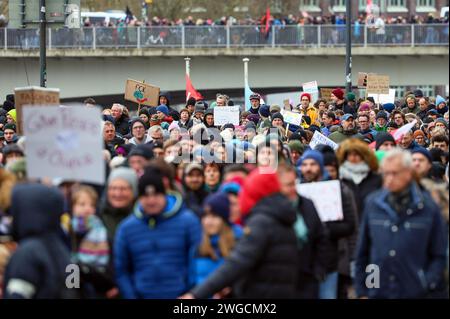 Bremen, Deutschland. Februar 2024. Zahlreiche Teilnehmer einer Demonstration gegen Rechtsextremismus und die AfD marschieren durch die Innenstadt. Tausende von Menschen folgten dem Aufruf der Bremer Allianz gegen das Recht, aus dem Bremer Stadtteil Neustadt zur Endkundgebung am Domshof zu marschieren. Mit der Demonstration wollen die Teilnehmer ein Beispiel für Widerstand gegen rechtsextreme Aktivitäten setzen. Quelle: Focke Strangmann/dpa/Alamy Live News Stockfoto