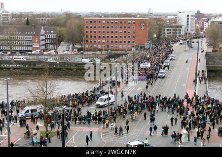 2 Bremer Demo und Kundgebung Laut gegen Rechts . Annähernd 20,000 Menschen kamen zur 2. Demonstration für Demokratie und gegen Rechtsextremismus erneut zusammen. Im Bild: Die Demonstration erreicht die Wilhelm-Kaisen-Brücke. DEU, Bremen, 04.02.2024 *** laut gegen die Rechte 2 Bremer Demonstration und Kundgebung laut gegen die Rechte fast 20.000 Menschen kamen wieder zur zweiten Demonstration für Demokratie und gegen Rechtsextremismus zusammen im Bild erreicht die Demonstration die Wilhelm-Kaisen-Brücke DEU, Bremen, 04 02 2024 Stockfoto