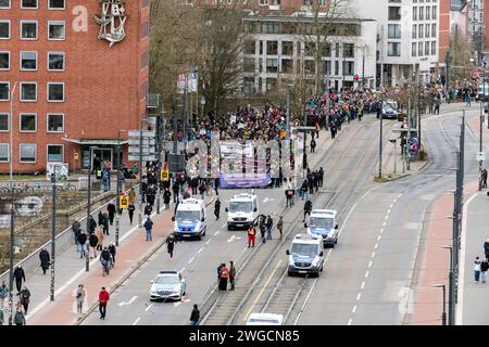 2 Bremer Demo und Kundgebung Laut gegen Rechts . Annähernd 20,000 Menschen kamen zur 2. Demonstration für Demokratie und gegen Rechtsextremismus erneut zusammen. Im Bild: Die Demonstration erreicht die Wilhelm-Kaisen-Brücke. DEU, Bremen, 04.02.2024 *** laut gegen die Rechte 2 Bremer Demonstration und Kundgebung laut gegen die Rechte fast 20.000 Menschen kamen wieder zur zweiten Demonstration für Demokratie und gegen Rechtsextremismus zusammen im Bild erreicht die Demonstration die Wilhelm-Kaisen-Brücke DEU, Bremen, 04 02 2024 Stockfoto