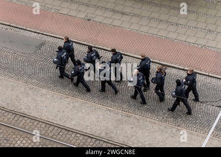 2 Bremer Demo und Kundgebung Laut gegen Rechts . Annähernd 20,000 Menschen kamen zur 2. Demonstration für Demokratie und gegen Rechtsextremismus erneut zusammen. Im Bild: Die Polizei begleitet die Demonstration, hier eine Gruppe von Polizisten auf der Balgebrückstraße. DEU, Bremen, 04.02.2024 *** laut gegen die Rechte 2 Bremer Demonstration und Kundgebung laut gegen die Rechte fast 20.000 Menschen versammelten sich wieder zur zweiten Demonstration für Demokratie und gegen Rechtsextremismus im Bild begleitete die Polizei die Demonstration, hier eine Gruppe von Polizeibeamten Stockfoto