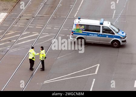 2 Bremer Demo und Kundgebung Laut gegen Rechts . Annähernd 20,000 Menschen kamen zur 2. Demonstration für Demokratie und gegen Rechtsextremismus erneut zusammen. Im Bild: Die Polizei hat in Erwartung der Demonstrationszuges die Kreuzung vor der Wilhelm-Kaisen-Brücke abgesperrt. DEU, Bremen, 04.02.2024 *** laut gegen die Rechte 2 Bremer Demonstration und Kundgebung laut gegen die Rechte fast 20.000 Menschen kamen wieder zur zweiten Demonstration für Demokratie und gegen Rechtsextremismus zusammen im Bild hat die Polizei die Kreuzung vor dem Wilhel abgesperrt Stockfoto