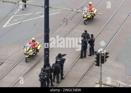 2 Bremer Demo und Kundgebung Laut gegen Rechts . Annähernd 20,000 Menschen kamen zur 2. Demonstration für Demokratie und gegen Rechtsextremismus erneut zusammen. Im Bild: Die Polizei begleitet die Demonstration hier auf der Kreuzung vor der Wilhelm-Kaisen-Brücke. DEU, Bremen, 04.02.2024 *** laut gegen die Rechte 2 Bremer Demonstration und Kundgebung laut gegen die Rechte fast 20.000 Menschen kamen wieder zur zweiten Demonstration für Demokratie und gegen Rechtsextremismus zusammen im Bild begleitet die Polizei die Demonstration hier an der Kreuzung vor der Stockfoto