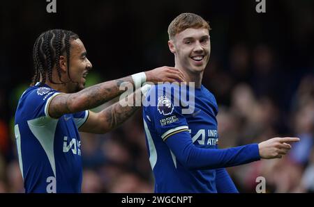 Chelsea's Cole Palmer (rechts) feiert mit Malo Gusto, nachdem sie während des Premier League-Spiels in Stamford Bridge, London, das erste Tor des Spiels erzielt hat. Bilddatum: Sonntag, 4. Februar 2024. Stockfoto