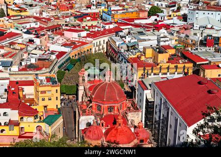 Luftaufnahme von Guanajuato über dem San Diego de Alcala Tempel in Mexiko Stockfoto
