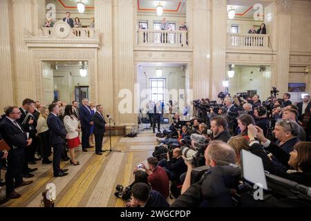 DUP-Chef Sir Jeffrey Donaldson, Abgeordneter am Mikrofon mit Parteikollegen in der Großen Halle im Parlamentsgebäude von Stormont, spricht mit den Medien, vor einer Sitzung der Northern Ireland Assembly, in der Sinn Fein Vizepräsidentin Michelle O'Neill zur ersten nationalistischen Ministerpräsidentin Nordirlands ernannt wurde. Ein „historischer Tag“ wurde gefeiert, als die dezentralisierte Regierung in Nordirland zurückkehren wird. Bilddatum: Samstag, 3. Februar 2024. Stockfoto