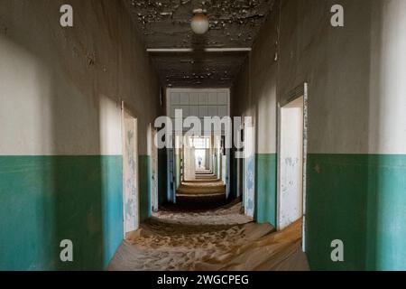 Der Sand auf dem Boden eines verlassenen Flurs in einer alten Wüstenstadt Stockfoto