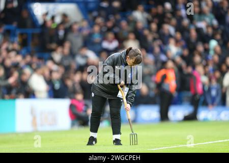 Stamford Bridge, Chelsea, London, Großbritannien. Februar 2024. Premier League Football, Chelsea gegen Wolverhampton Wanderers; Chelsea Bodenpersonal repariert das Feld vor dem Auftakt. Beschreibung: Action Plus Sports/Alamy Live News Stockfoto