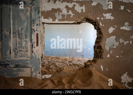 Öffnen Sie das Fenster mit geöffneter Tür in einem Schotterhügel Stockfoto