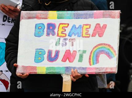 Bremen, Deutschland. Februar 2024. Ein Schild mit der Aufschrift "Bremen ist bunt" ist bei einer Demonstration gegen Rechtsextremismus und AfD zu sehen. Tausende von Menschen folgten dem Aufruf der Bremer Allianz gegen das Recht, aus dem Bremer Stadtteil Neustadt zur Endkundgebung am Domshof zu marschieren. Mit der Demonstration wollen die Teilnehmer ein Signal des Widerstands gegen rechtsextreme Aktivitäten setzen. Quelle: Focke Strangmann/dpa/Alamy Live News Stockfoto