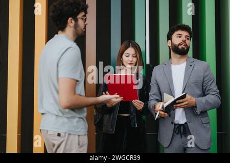 Eine vielfältige Gruppe diskutiert Geschäftsstrategien, Expansionspläne und steuert Investitionsrisiken in einer pulsierenden Stadt. Stockfoto