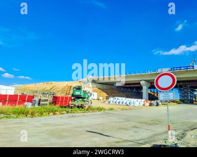 Orlik- Tschechisch- 28. september 2023: Straßenbrücke aus Trussen neae der Schnellstraße Stockfoto
