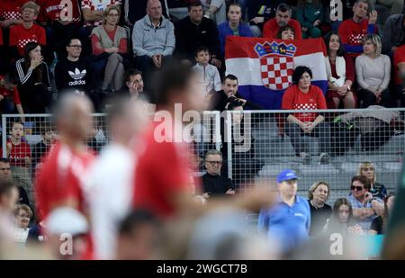 Varazdin, Kroatien. Februar 2024. VARAZDIN, KROATIEN - 4. FEBRUAR: Fans jubeln am 2. Tag des Qualifikationsspiels des Davis Cup zwischen Kroatien und Belgien in der Arena Varazdin am 4. Februar 2024 in Varazdin, Kroatien. Foto: Sanjin Strukic/PIXSELL Credit: Pixsell/Alamy Live News Stockfoto