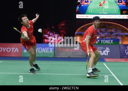 Bangkok, Thailand. Februar 2024. Die Chinesen He Jiting/Ren Xiangyu (L) treten beim Badmintonturnier der Thailand Masters 2024 in Bangkok, Thailand, am 4. Februar 2024 gegen den Thailänder Peeratchal Sukphun/Pakkapon Teeraratsakul an. Quelle: Rachen Sageamsak/Xinhua/Alamy Live News Stockfoto