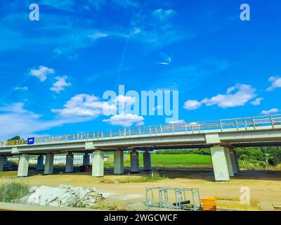 Orlik- Tschechisch- 28. september 2023: Straßenbrücke aus Trussen neae der Schnellstraße Stockfoto