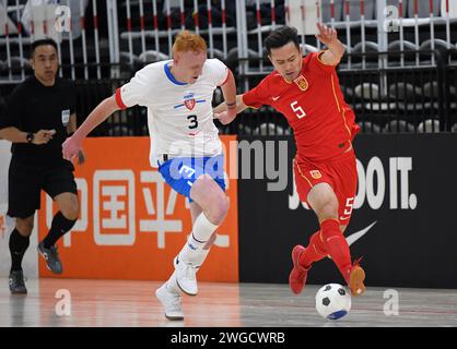 Yulin, chinesische Provinz Shaanxi. Februar 2024. Kai Saier (R) aus China streitet mit Tomas Kuchta aus der Tschechischen Republik während eines Spiels beim CFA-Futsal-Cup 2024 im Yulin, nordwestchinesische Provinz Shaanxi, 4. Februar 2024. Quelle: Li Yibo/Xinhua/Alamy Live News Stockfoto