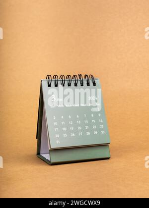 Grün vom März 2024 Schreibtischkalender für den Organisator zur Planung und Erinnerung isoliert auf braunem Bastelpapier Hintergrund, minimaler Stil. Kleiner Tabellenkalender Stockfoto
