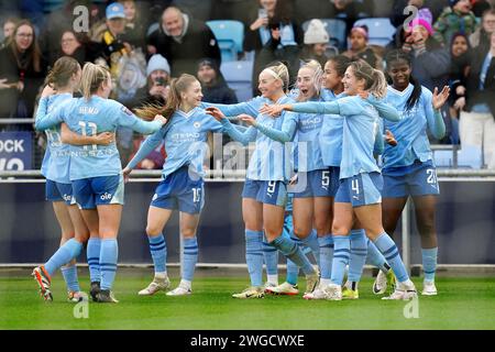 Chloe Kelly (Mitte) von Manchester City feiert mit seinen Teamkollegen, nachdem sie beim Spiel der Barclays Women's Super League im Joie Stadium in Manchester das zweite Tor des Spiels erzielt haben. Februar 2024. Stockfoto