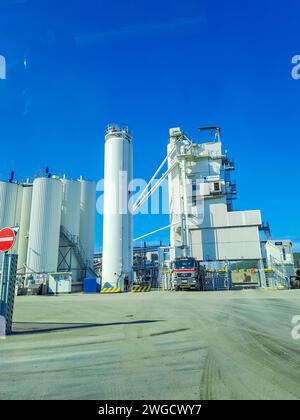 Orlik- Tschechisch- 28. September 2023: Moderner Korntank-Aufzug. Silberne Silos auf der Agrobahn. Stockfoto