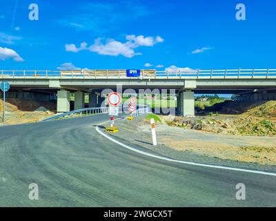 Orlik- Tschechisch- 28. september 2023: Straßenbrücke aus Trussen neae der Schnellstraße Stockfoto