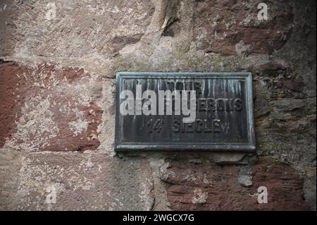 Antikes eisernes Schild auf der historischen Tour des Forgerons aus dem 14. Jahrhundert, ein altes befestigtes Tor der Stadtmauer von Molsheim im Elsass, Frankreich. Stockfoto
