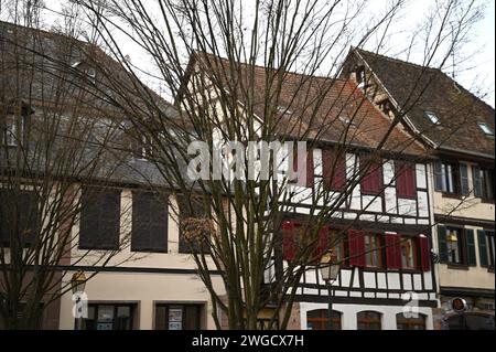 Stadtlandschaft mit malerischem Blick auf antike elsässische Fachwerkhäuser in Molsheim, Elsass Frankreich. Stockfoto