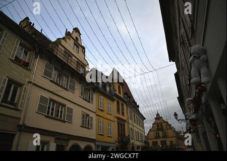 Stadtlandschaft mit malerischem Blick auf antike elsässische Fachwerkhäuser in Molsheim, Elsass Frankreich. Stockfoto