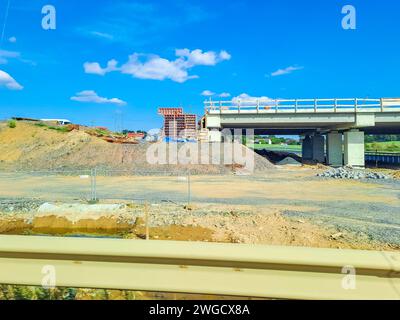 Orlik- Tschechisch- 28. september 2023: Straßenbrücke aus Trussen neae der Schnellstraße Stockfoto