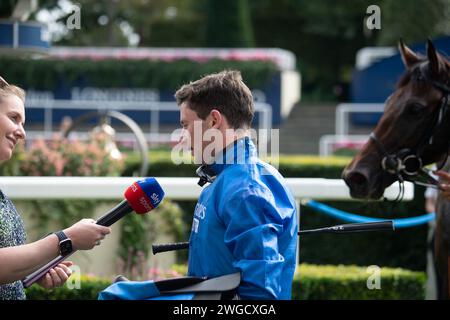 Ascot, Großbritannien. September 2024. Jockey Oisin Murphy, der mit dem Pferd Olympic Candle die Charbonnel et Walker British EBF Maiden Stakes beim September Racing Friday auf der Ascot Racecourse gewann. Besitzer und Züchter Godolphin. Trainer Saeed bin Suroor, Newmarket. Sponsor Emirates Fly Better. Kredit: Maureen McLean/Alamy Stockfoto