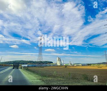 Orlik- Tschechisch- 28. September 2023: Moderner Korntank-Aufzug. Silberne Silos auf der Agrobahn. Stockfoto