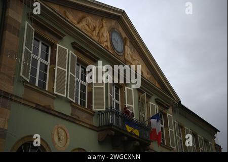 Malerischer Außenblick auf das Rathaus im neoklassizistischen Stil, ein historisches Wahrzeichen auf dem Place de l'Hôtel de Ville in Molsheim, Elsass Frankreich. Stockfoto
