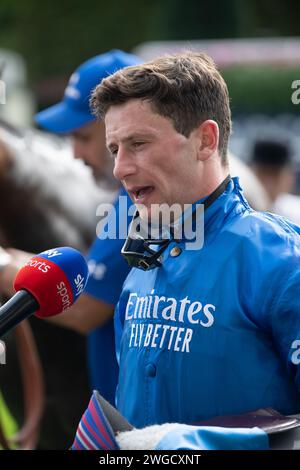 Ascot, Großbritannien. September 2024. Jockey Oisin Murphy, der mit dem Pferd Olympic Candle die Charbonnel et Walker British EBF Maiden Stakes beim September Racing Friday auf der Ascot Racecourse gewann. Besitzer und Züchter Godolphin. Trainer Saeed bin Suroor, Newmarket. Sponsor Emirates Fly Better. Kredit: Maureen McLean/Alamy Stockfoto