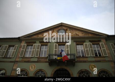 Malerischer Außenblick auf das Rathaus im neoklassizistischen Stil, ein historisches Wahrzeichen auf dem Place de l'Hôtel de Ville in Molsheim, Elsass Frankreich. Stockfoto