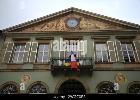 Malerischer Außenblick auf das Rathaus im neoklassizistischen Stil, ein historisches Wahrzeichen auf dem Place de l'Hôtel de Ville in Molsheim, Elsass Frankreich. Stockfoto