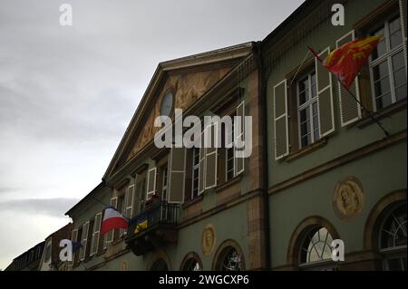 Malerischer Außenblick auf das Rathaus im neoklassizistischen Stil, ein historisches Wahrzeichen auf dem Place de l'Hôtel de Ville in Molsheim, Elsass Frankreich. Stockfoto