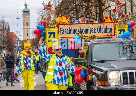 17. Münchner Faschingszug der Damischen Ritter, München, Innenstadt, 4. Februar 2024 Deutschland, München, 04.02.2024, Wagen des Faschingskomitee Olching, Münchner Faschingsgesellschaft, 17. Münchner Faschingszug der Damischen Ritter, traditioneller Faschingsumzug durch die Münchner Innenstadt, hier: in der Blumenstraße, Sonntag ab 13:13 Uhr, bayerisch, Bayern, Winter, *** 17 Münchner Faschingszug der Damischen Ritter, München, Innenstadt, 4 Februar 2024 Deutschland, München, 04 02 2024, Wagen des Karnevalskomitees Olching, , Münchner Faschingsgesellschaft, 17 Münchner Faschingszug der Damisc Stockfoto