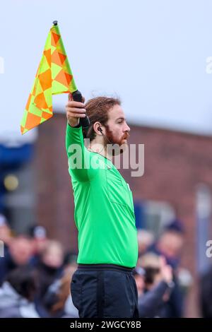 Heerenveen, Niederlande. Februar 2024. HEERENVEEN, NIEDERLANDE - 4. FEBRUAR: Schiedsrichterassistent Michael Evers reagiert während des niederländischen Azerion Vrouwen Eredivisie-Spiels zwischen dem SC Heerenveen und dem FC Utrecht im Sportpark Skoatterwald am 4. Februar 2024 in Heerenveen, Niederlande. (Foto: Pieter van der Woude/Orange Pictures) Credit: dpa/Alamy Live News Stockfoto