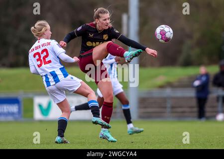 Heerenveen, Niederlande. Februar 2024. HEERENVEEN, NIEDERLANDE - 4. FEBRUAR: Femke Prins vom FC Utrecht schießt den Ball beim niederländischen Azerion Vrouwen Eredivisie Spiel zwischen SC Heerenveen und FC Utrecht am 4. Februar 2024 im Sportpark Skoatterwald in Heerenveen, Niederlande. (Foto: Pieter van der Woude/Orange Pictures) Credit: dpa/Alamy Live News Stockfoto