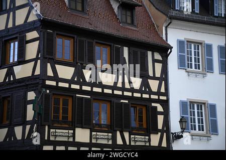 Stadtlandschaft mit malerischem Blick auf antike elsässische Fachwerkhäuser in Molsheim, Elsass Frankreich. Stockfoto